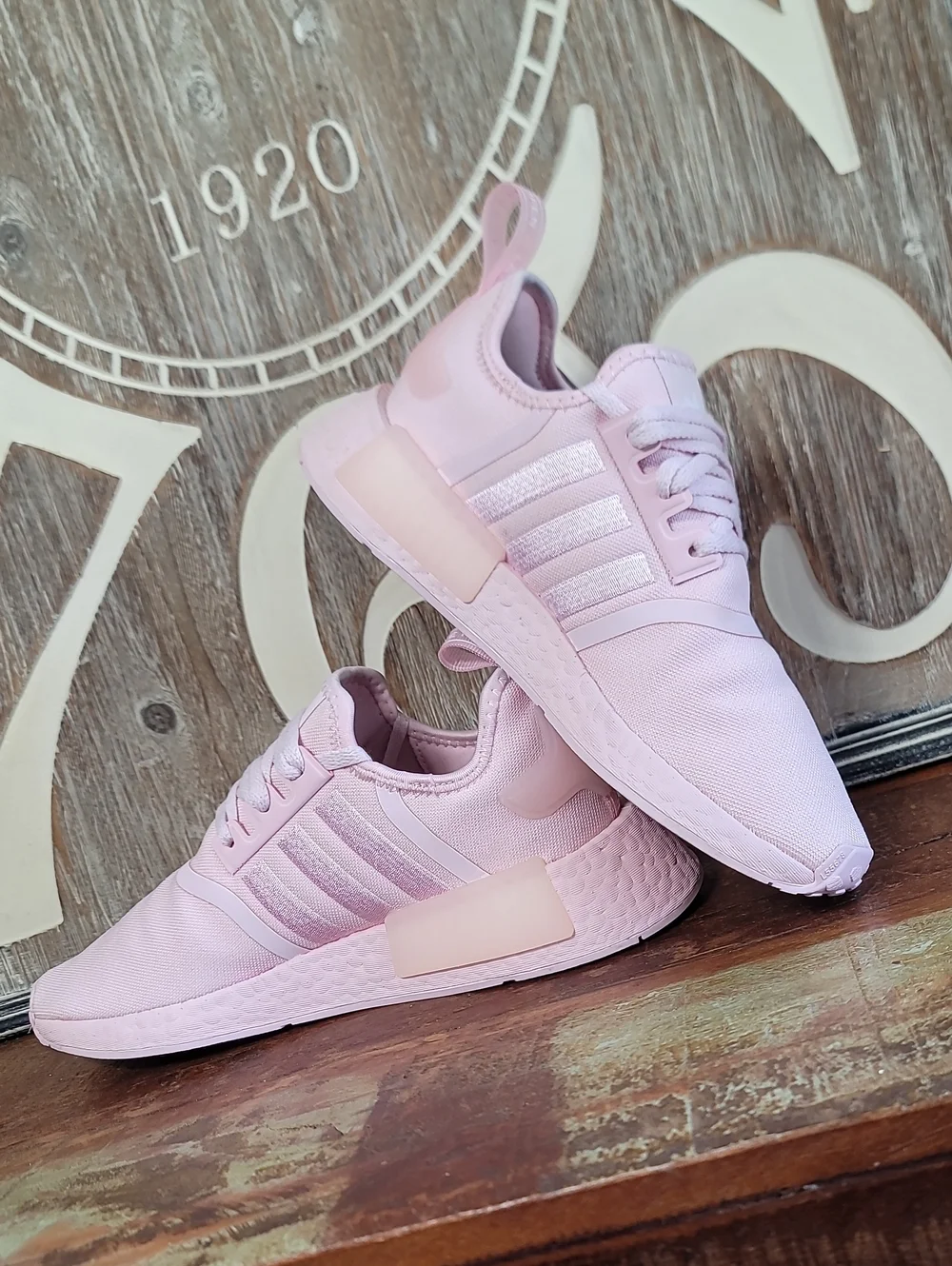 🔥 Wmns Adidas NMD R1 